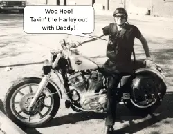 Ziggy sort la Harley avec papa.